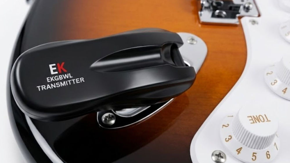 Transmissor sem fios digital ligado a uma guitarra elétrica em palco
